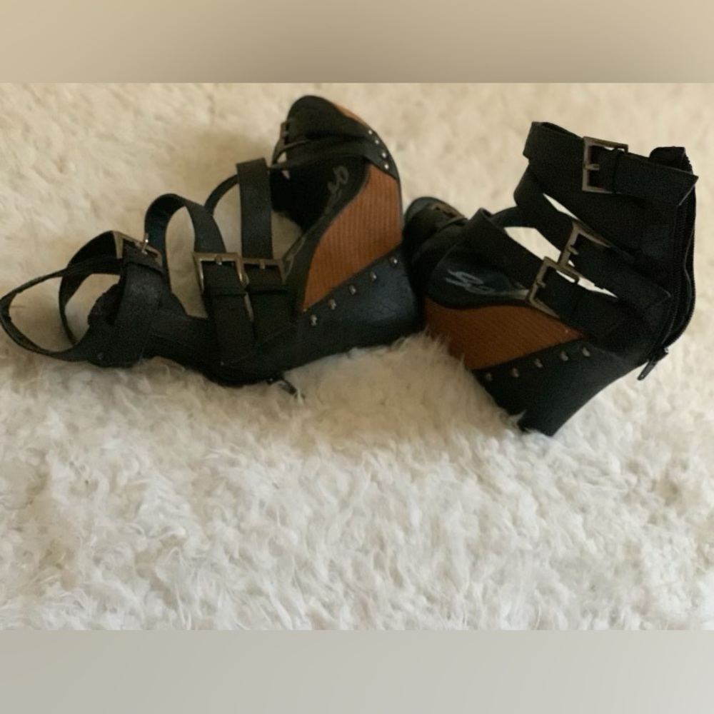 Women Black wedge heels with silver buckles Size 6.5 😍